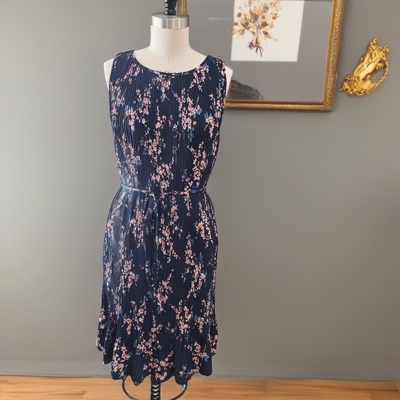 Banana Republic Sleeveless Pleated Navy Floral Dress Size M - Picture 2 of 5